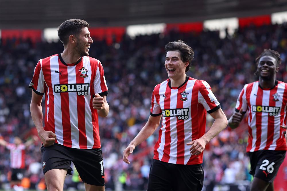 7胜破咒！肘伤缠身的郑钦文为何能硬刚TOP10？